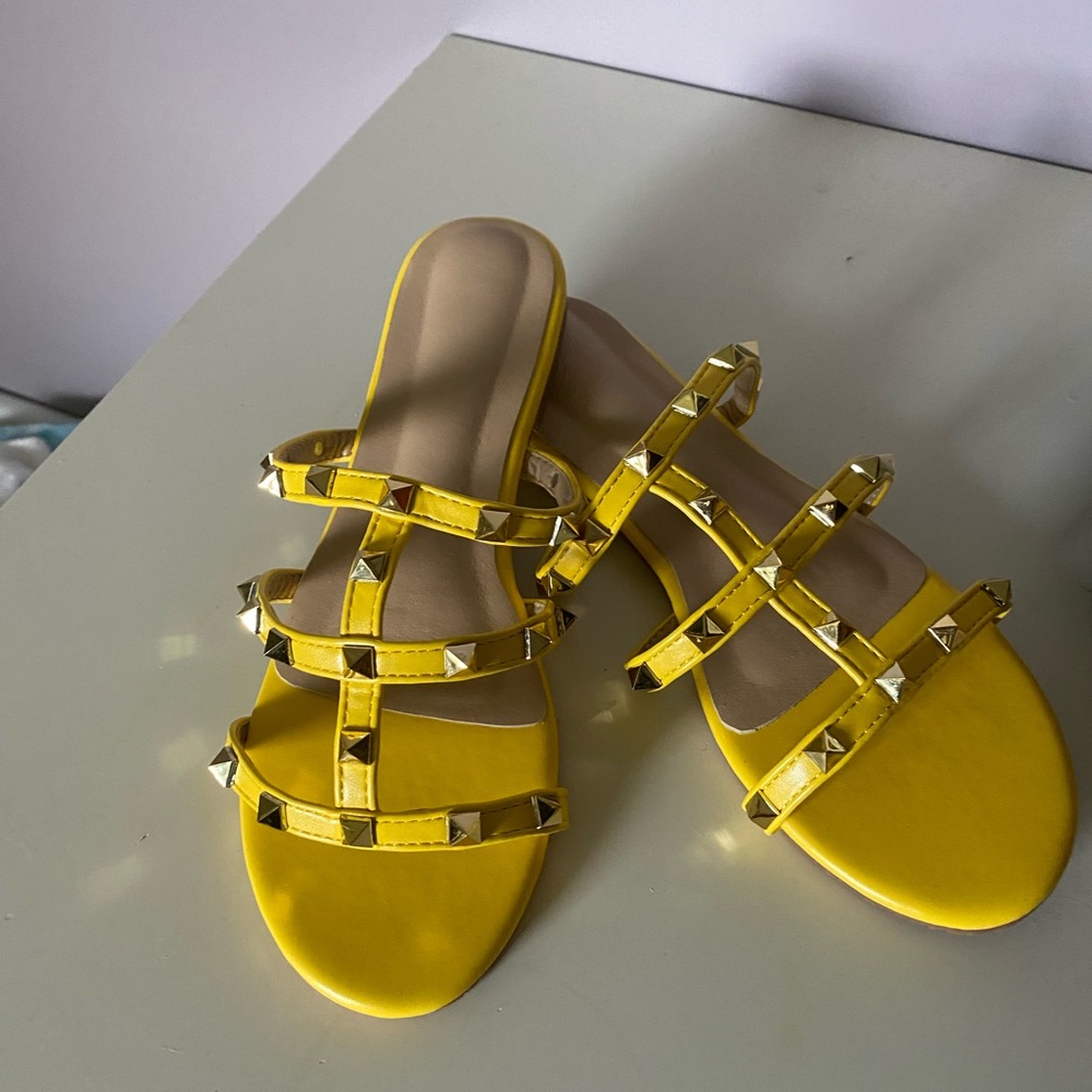 Sandals with rivets